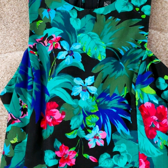 Tropical dress - Picture 3 of 11